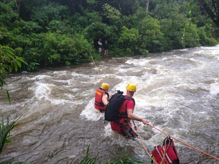 Bombeiros resgatam Casal Ilhado em cachoeira