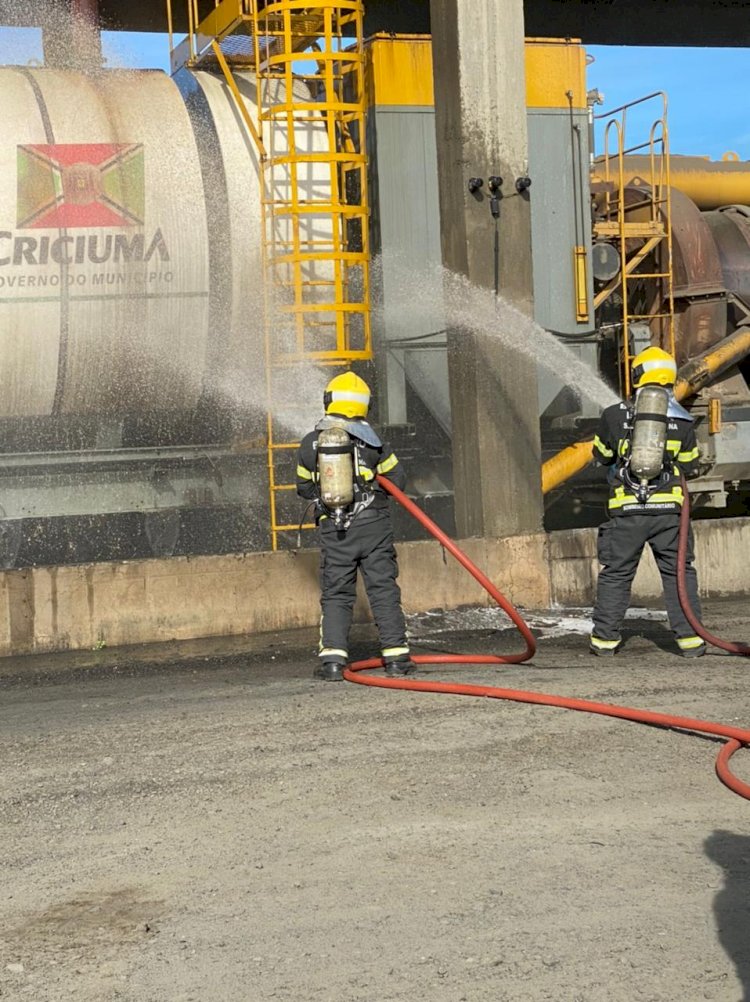 Bombeiros  controlam fogo em tanque da Usina de Asfalto da Prefeitura de Criciúma