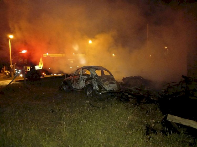 INCÊNDIO DESTRÓI CASA E VEÍCULO