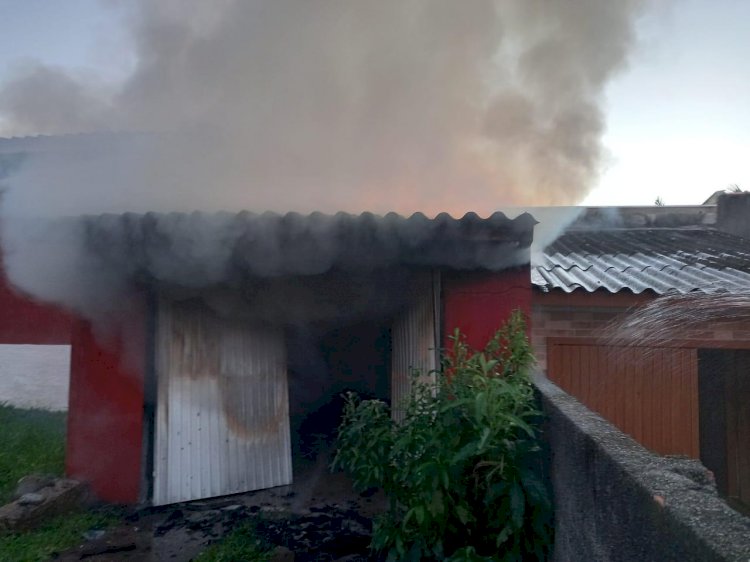 POPULARES AJUDAM BOMBEIROS  APAGAR INCÊNDIO