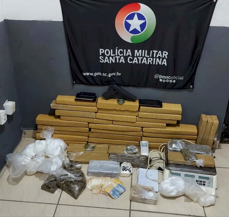 PM apreende casal com mais de 45 kg de drogas em bairro de Criciúma