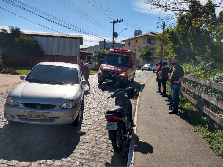 Bombeiros atendem acidente envolvendo veiculo e motocicleta