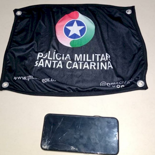 Roubou a bolsa da mulher e caiu nos braços da Polícia