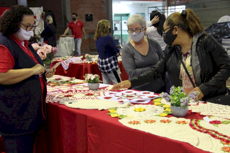 Participantes dos Clubes de Mães da Afasc recebem materiais do projeto “Crochê Criativo”