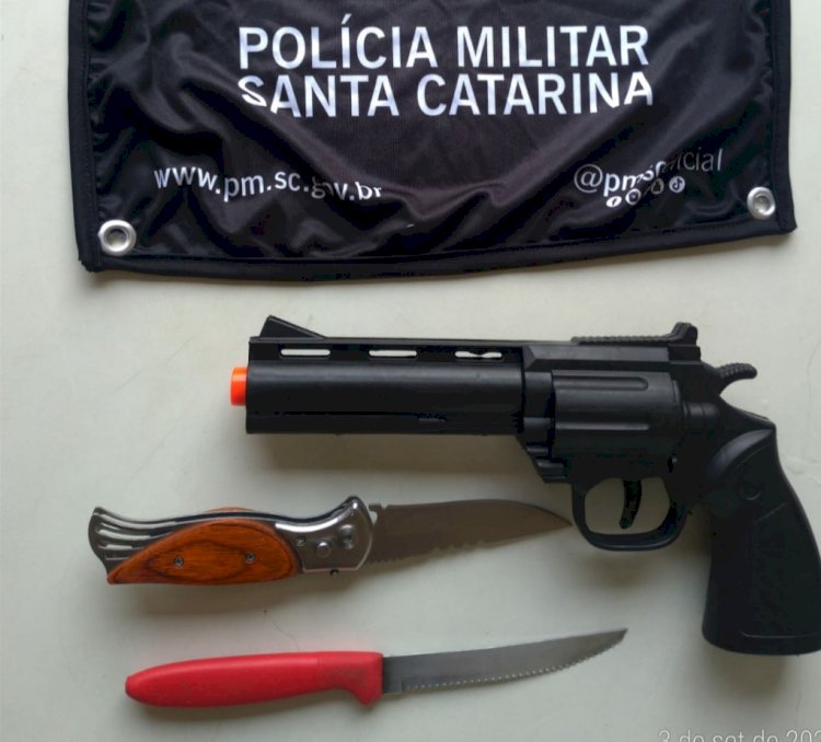 Polícia Militar apreende armas e evita possível assalto em farmácia na Santa Luzia