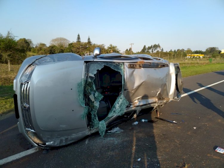 Veículo capota sobre a pista e deixa duas pessoas feridas