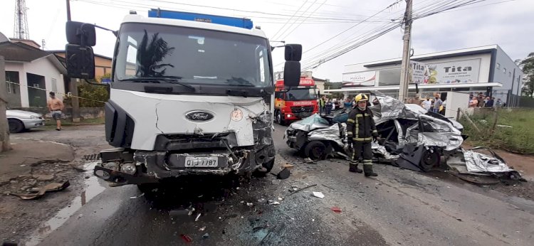 Motorista morre após colidir frontalmente em um caminhão no Bairro Próspera