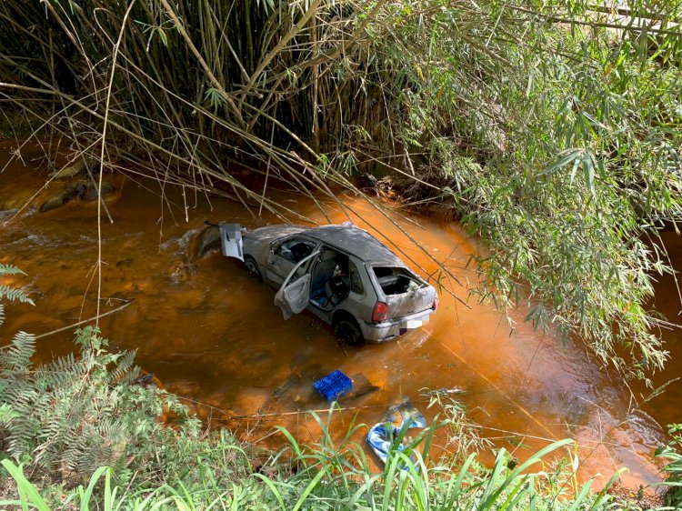 Mulher perde controle de veículo e cai em um barranco de 8 metros