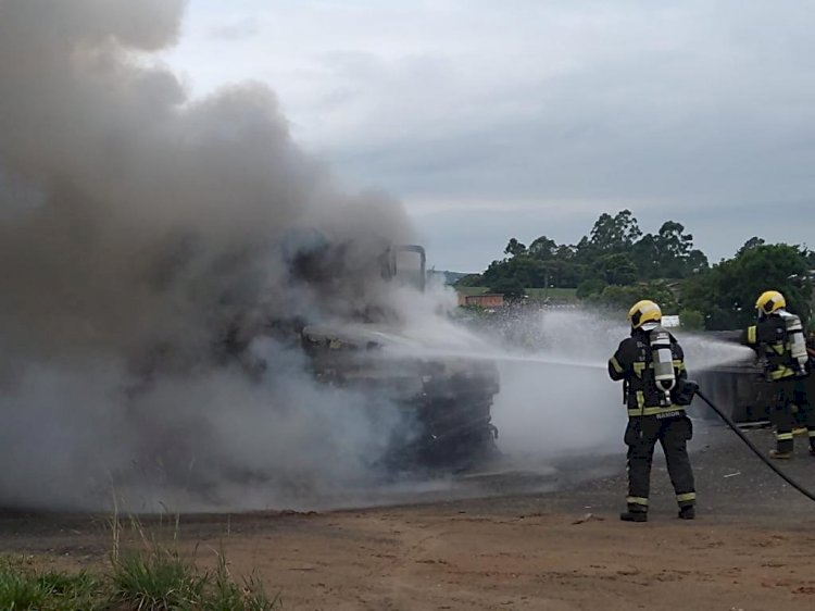 CAMINHÃO PEGA FOGO NA VILA MANAUS