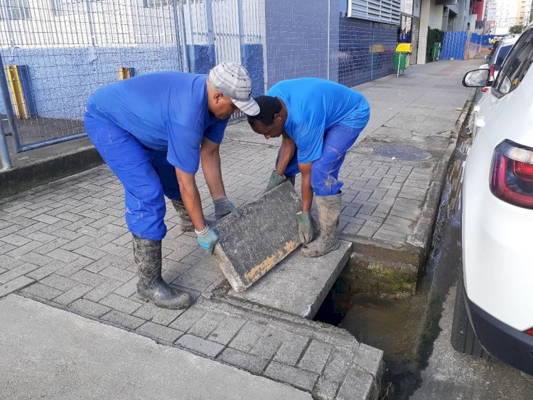 Criciúma realiza força-tarefa de limpeza de bocas de lobo devido à forte onda de calor