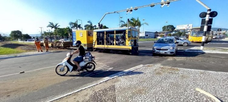 Ônibus colide em trem no Pinheirinho