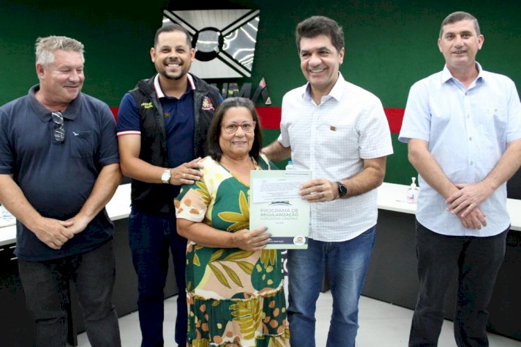 Prefeitura de Criciúma entrega escrituras para moradores de dez bairros