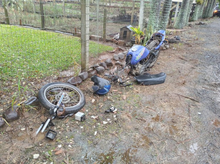 Bombeiros Atendem Acidente Envolvendo Motociclista e Veículo