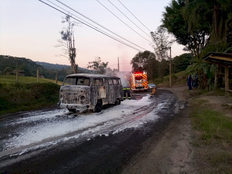 Veiculo pega fogo e bombeiros são acionados