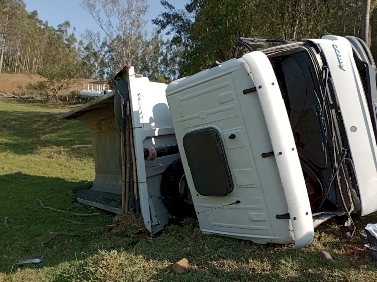 Motorista morre após capotar caminhão em Siderópolis