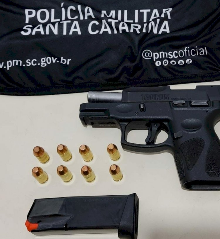 Após discussão com mulher homem é preso com arma e munição dentro de casa