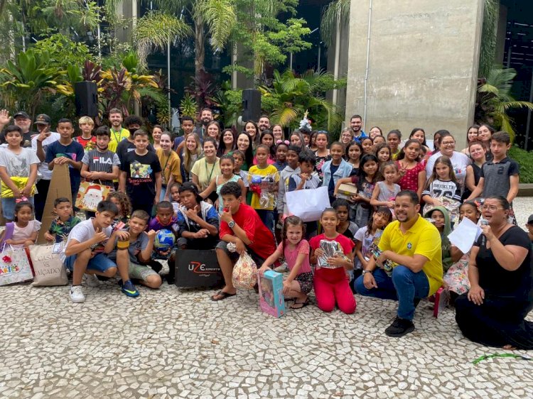 Magia do Natal e entrega de presentes marcam a Campanha Natal Solidário em Criciúma