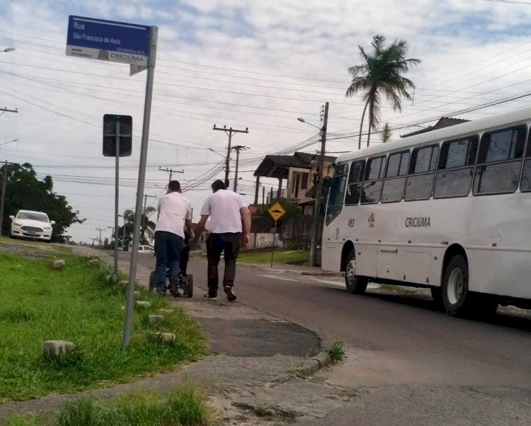 Motorista estaciona ônibus para ajudar cadeirante  atravessar rua, e embarcar no ônibus