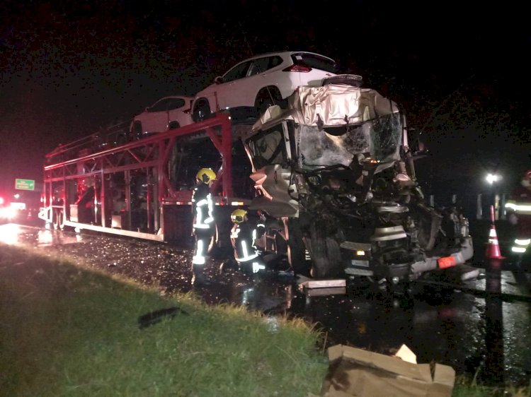 Acidente envolve dois caminhões na Quarta linha