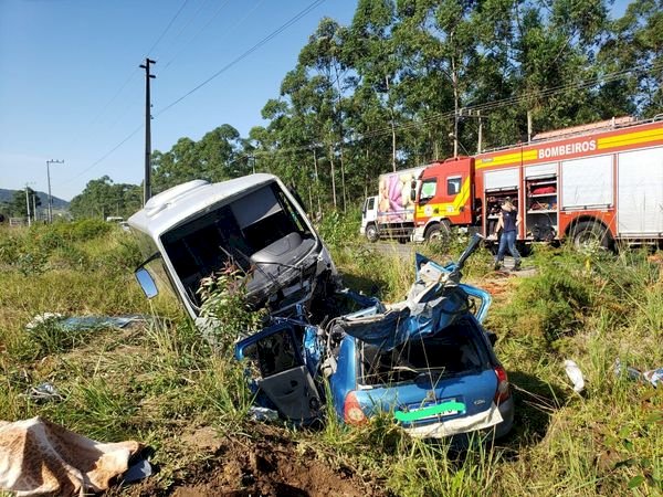 MOTORISTA MORRE APÓS BATER DE FRENTE EM UM MICRO ONIBUS