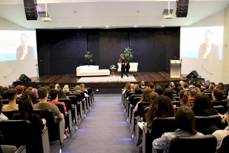 Ansiedade é uma doença perigosa que sabota a nossa vida”, afirma palestrante na aula inaugural de Psicologia da Unesc