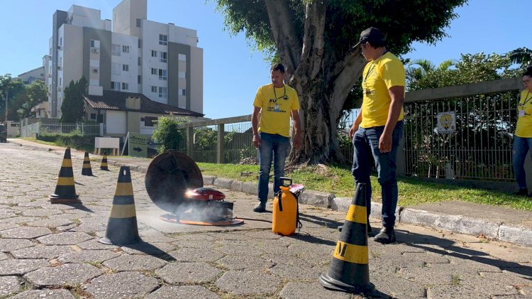 CASAN executa testes de fumaça para detectar esgoto que não estão ligados na rede em Criciúma