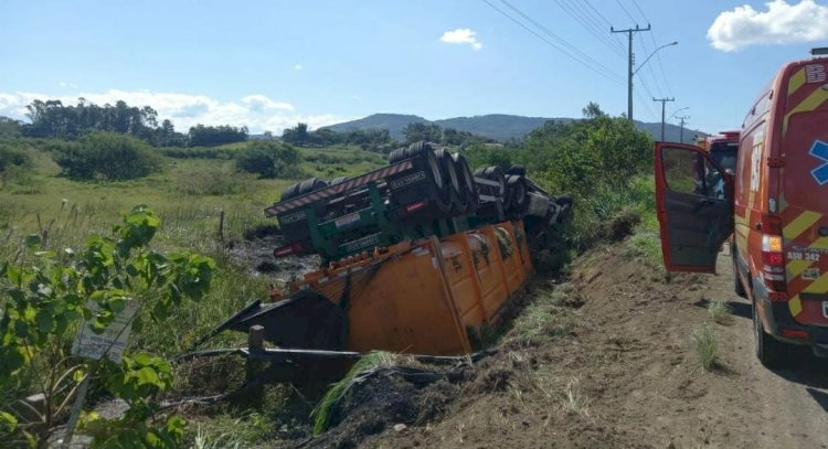 CAMINHÃO COPOTA EM RODOVIA DE URUSSANGA