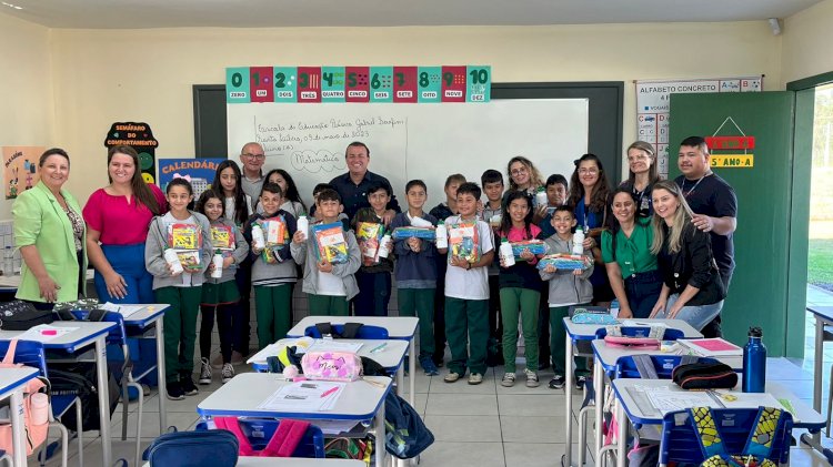 Estudantes da rede municipal de ensino recebem kits escolares em Forquilhinha