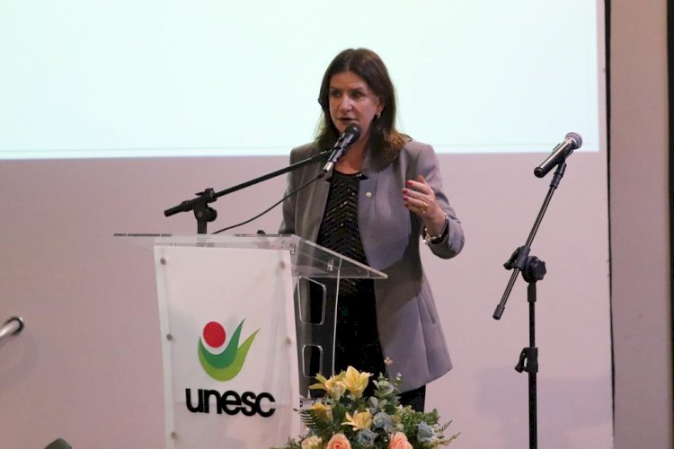 Secretária de Saúde Carmen Zanotto profere palestra na Unesc