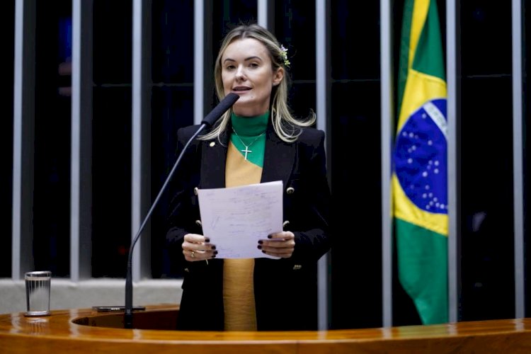 Júlia Zanatta assina PEC que tira do Judiciário o poder de bloquear redes sociais de parlamentares e cassar mandatos