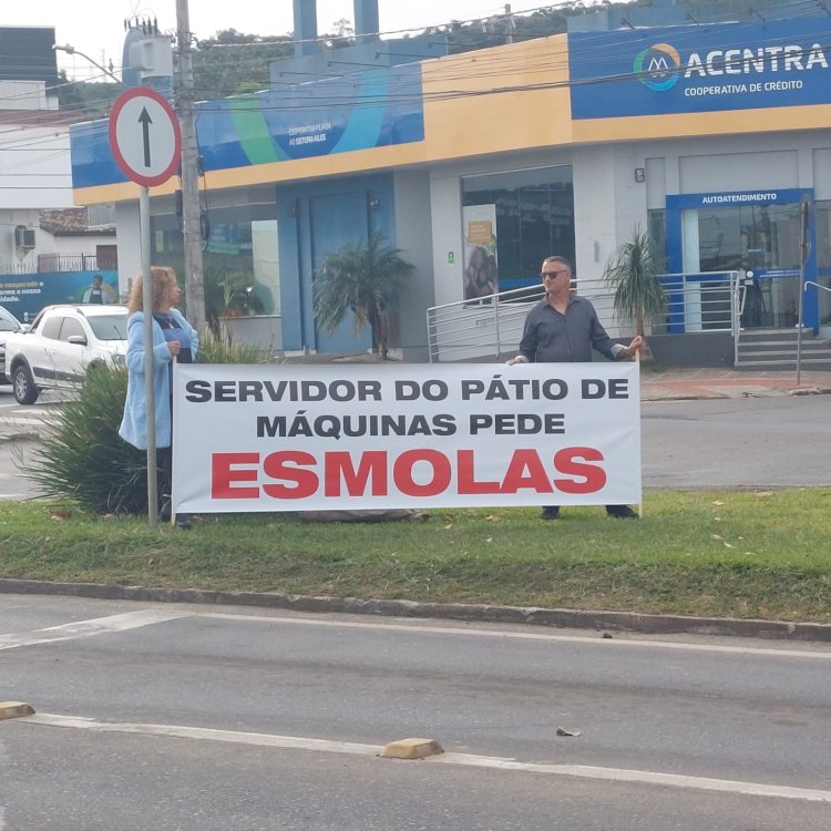 Servidores de Criciúma promove ato simbólico pedindo esmola