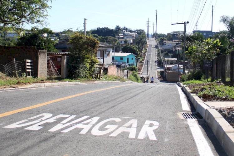 Inaugurada pavimentação asfáltica da rua Rainha da Paz no bairro Ana Maria