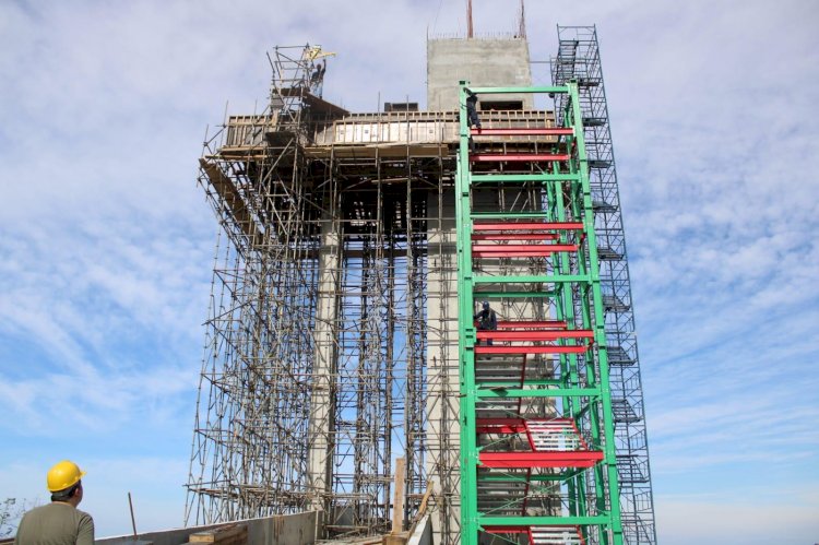 Com instalação de escada, obras avançam no mirante de Criciúma