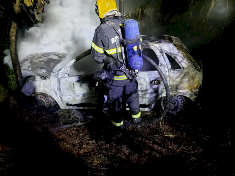 Homem coloca fogo em veículo e é socorrido pelos bombeiros