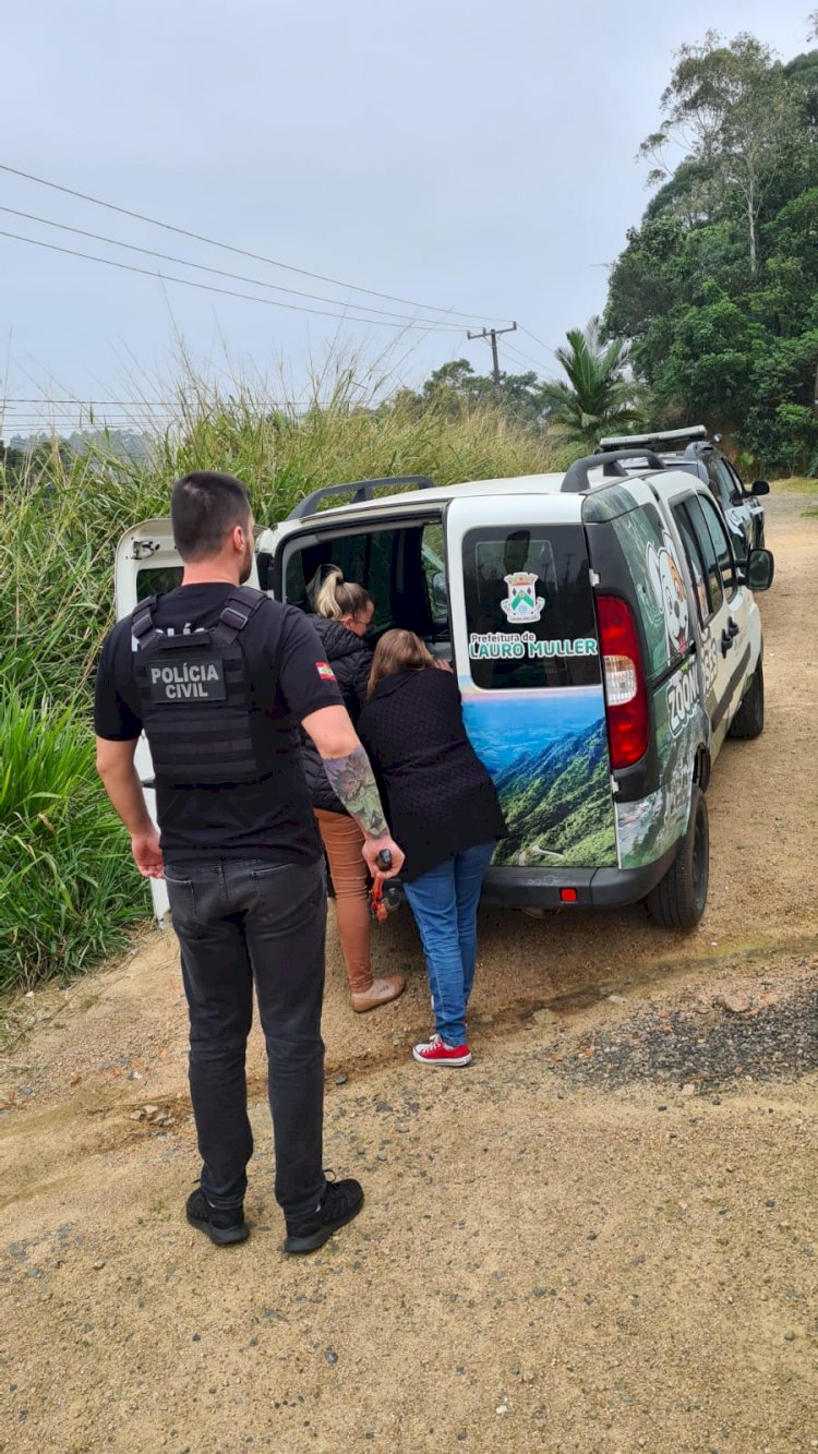 Cachorro acorrentado é encontrado pela Polícia e dona é autuada em flagrante