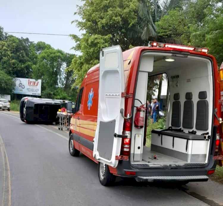 Mulher perde controle do veiculo  no bairro Demboski