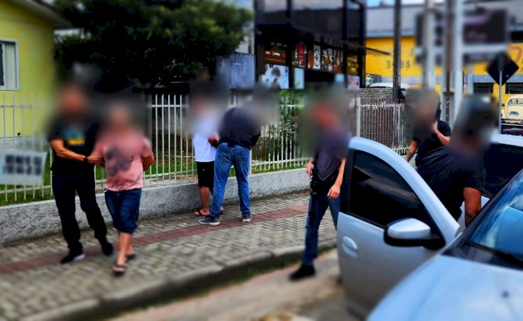 Operação da Polícia Civil realiza prisão de dois homens por roubo armado e porte ilegal de arma de fogo de uso restrito