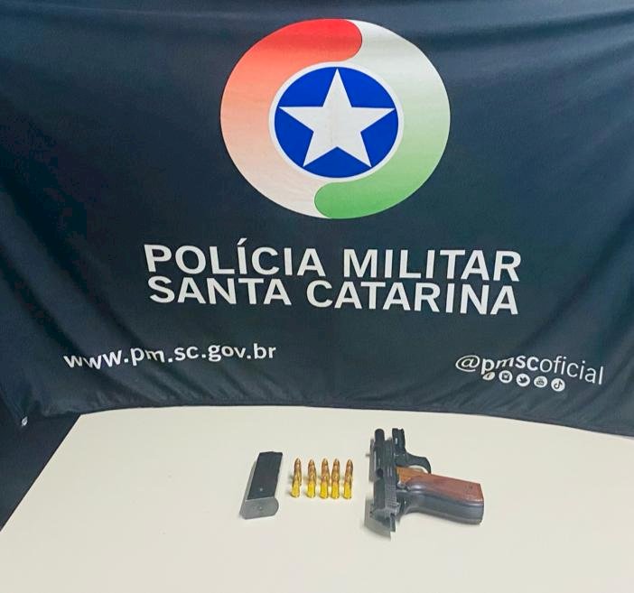PM prende homem no centro de Criciúma com arma de uso restrito