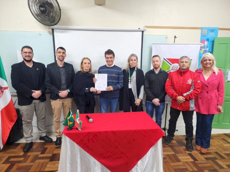 Prefeitura de Criciúma assina ordem de serviço para melhorias na Escola Municipal José Rosso e pavimentação de quatro ruas no bairro Quarta Linha