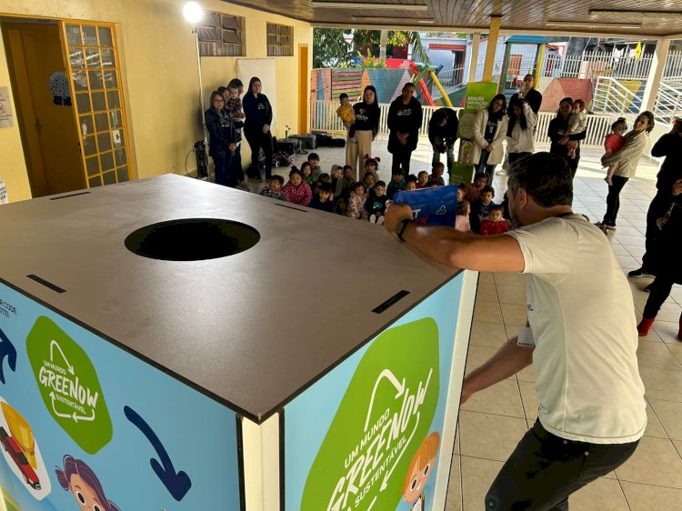 Alunos da Abadeus trocam embalagens recicláveis por brinquedos novos