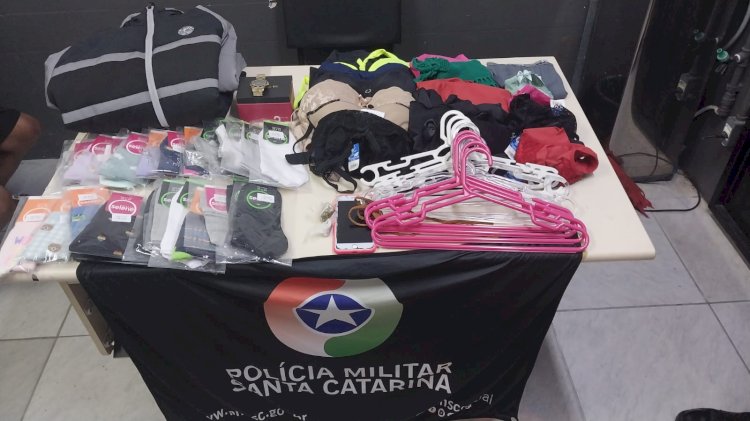 Mulher e menor de 17 anos são presos por porte de drogas e roupas furtadas