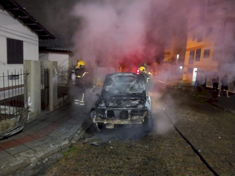 Veiculo é incendiado no Rio Mainai