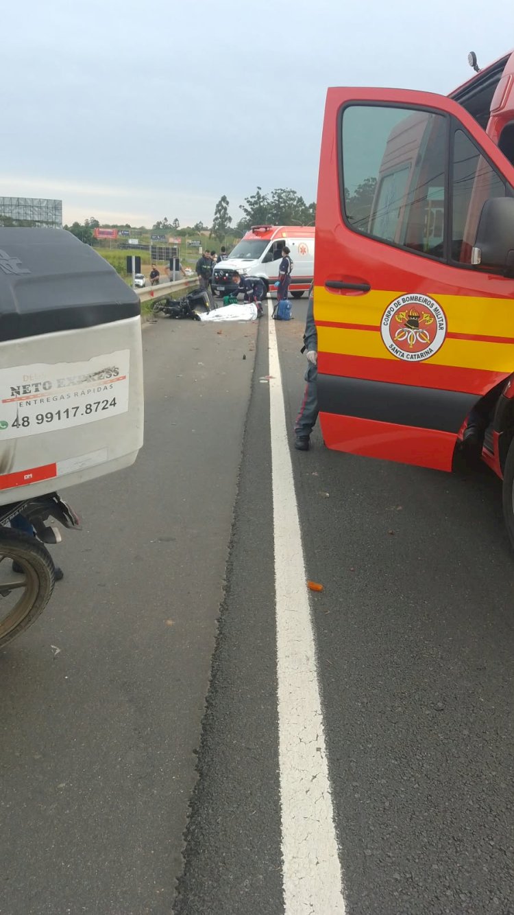 MOTOCICLISTA COLIDE EM RETROESCAVADEIRA E MORRE NA VIA RÁPIDA