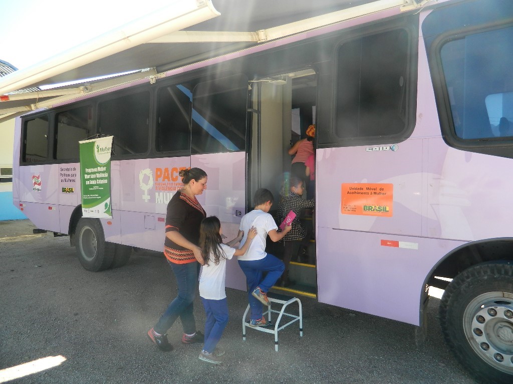 Ônibus lilás do Programa Mulher percorre municípios da AMREC