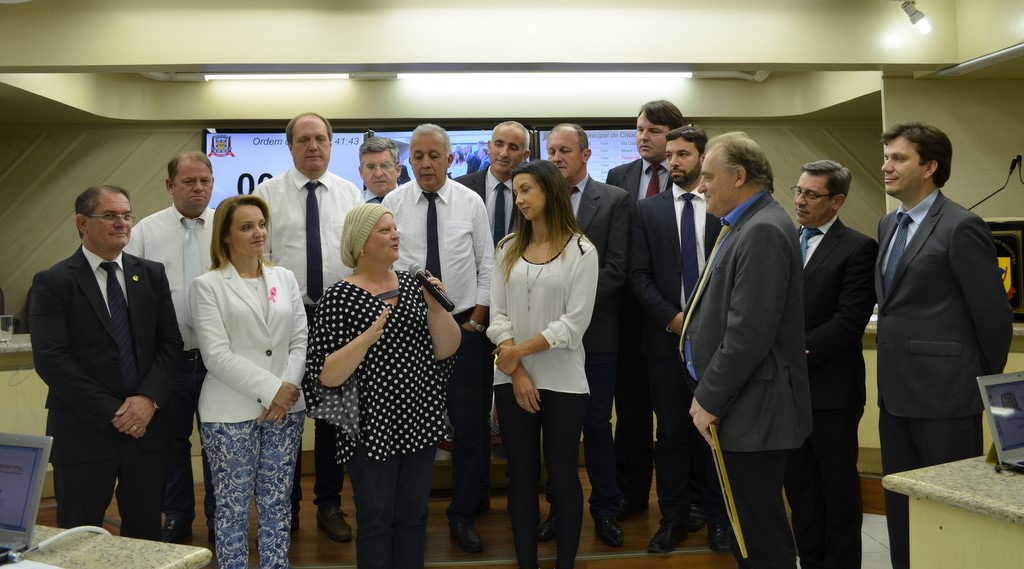 Câmara faz homenagem para jornalista que faz próteses mamárias