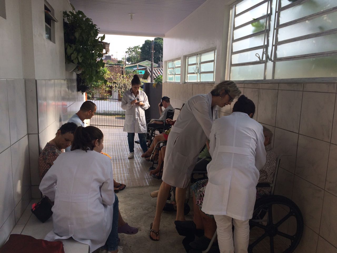 Acadêmicos da Unesc promovem tarde de beleza em casa de repouso