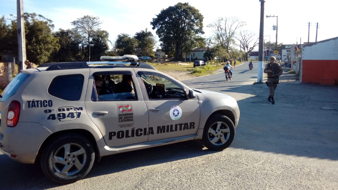 Polícia Militar interdita rua no Tereza Cristina e homem é alvejado na perna