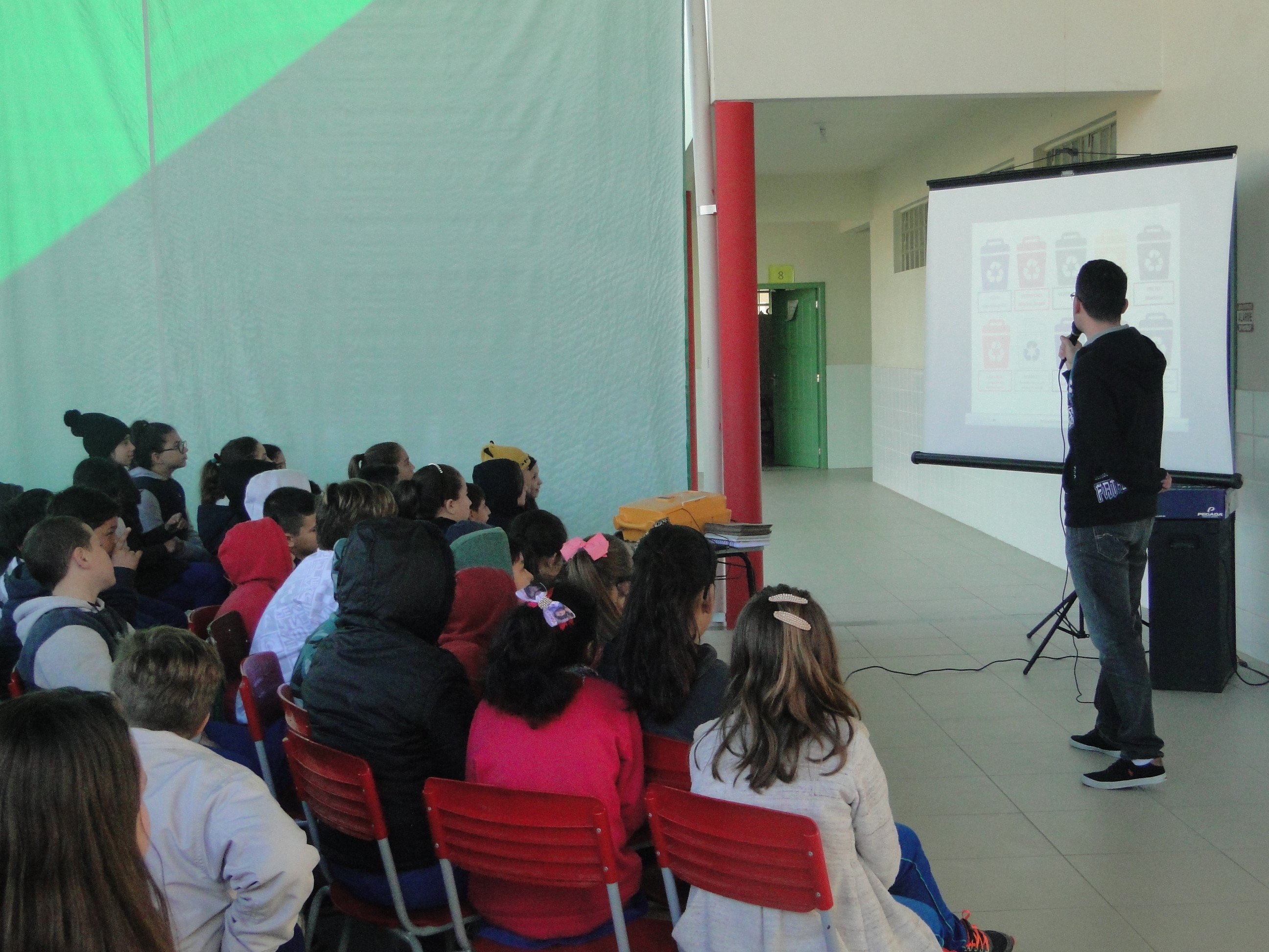 Famcri realiza palestra em escola sobre coleta seletiva