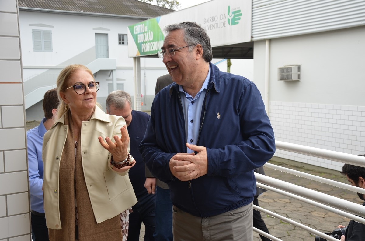 Raimundo Colombo visita Bairro da Juventude