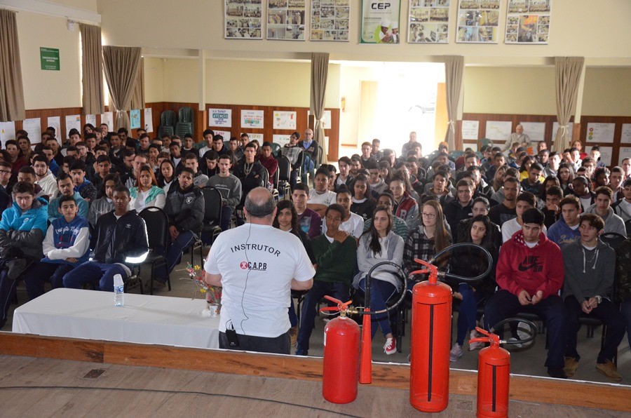 Mais de 500 jovens participam da SIPAT no Bairro da Juventude